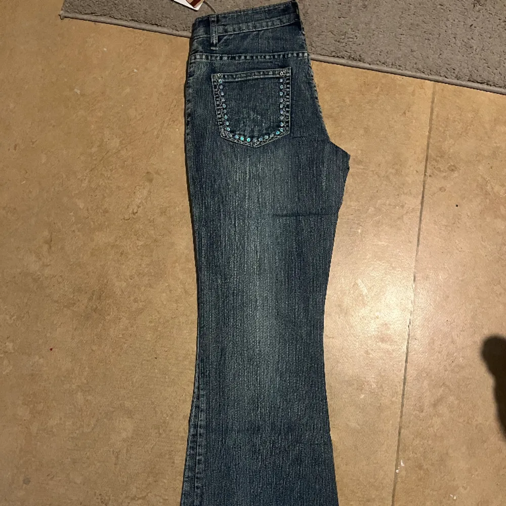 Lågmidjade jeans mer prislapp kvar. Köpta på second hand, men säljer då dom var förstora för mig. Jättefina detaljer på fickor mm. Midjemått rakt över: 37cm Innebenslängd: 85cm Total längd: 108cm. Jeans & Byxor.