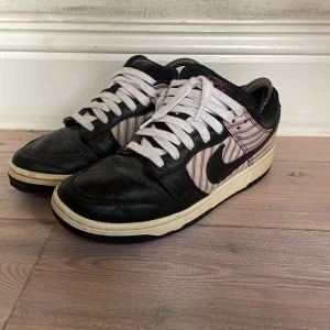 Nike sb  - Ett par snygga Nike sb skor i storlek 40. Skorna är använda flitigt. Sulan har sedan tidigare gått sönder men bytts proffesionellt vilket gör skorna som nya! Ingen låda eller påse. Skriv vid frågor!