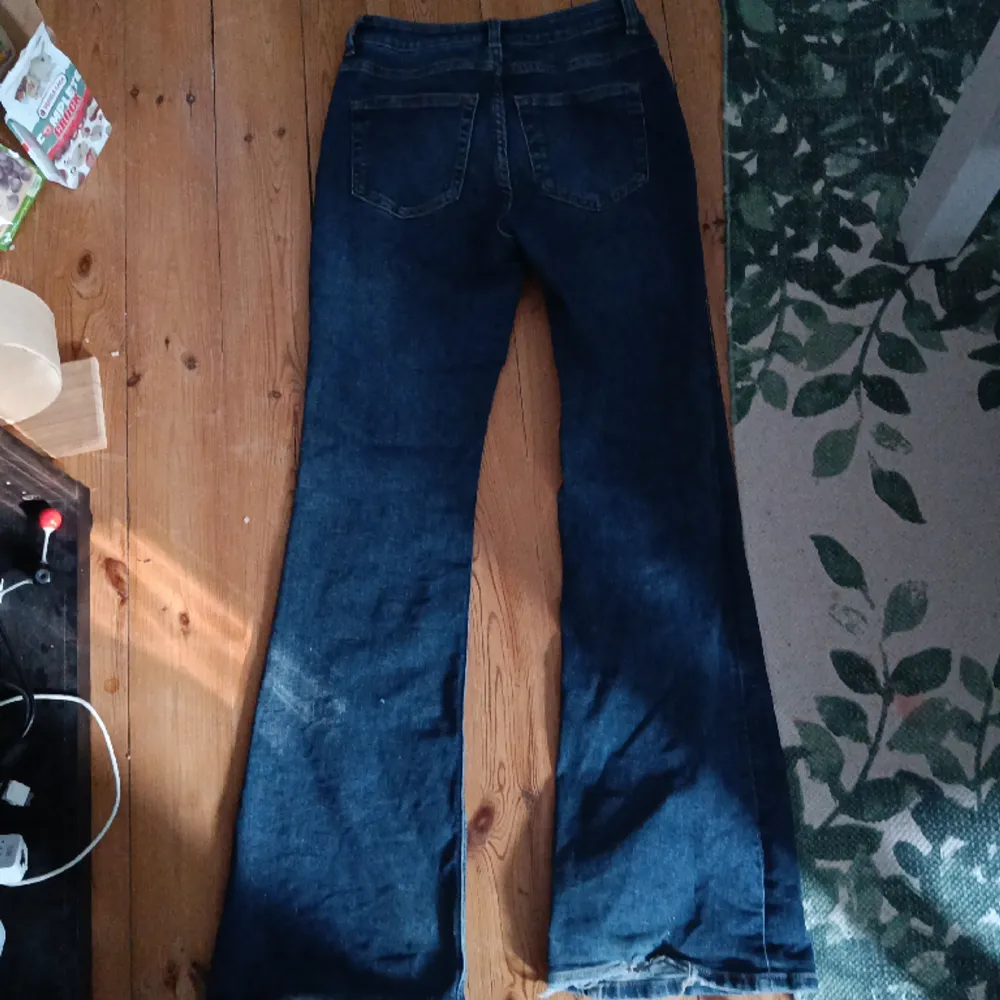 Storlek 34, från h&m, lite slitna bak vid fötterna se bild 3, midwaist, säljer för jag inte använt de på 2 år + för små. Jeans & Byxor.