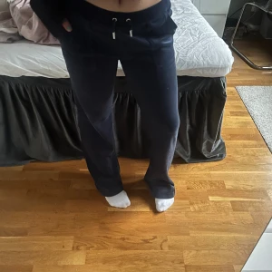 Juicy byxor - Säljer mina juicy couture byxor. Köpte dem för 2 år sedan och dem kommer inte användning längre. Jag är 162 och när st S. Skriv om ni undrar något☺️