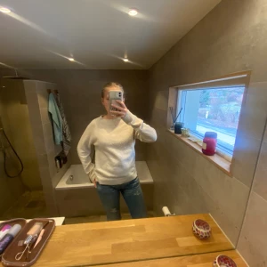 Vit stickad tröja - Säljer min jättefina stickade tröja som är använd ett fåtal gånger!💕 Jättefin till våren och sommaren! Priset kan diskuteras!💕