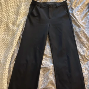 Vero Moda kostymbyxor  - Säljer nu dessa fina kostymbyxor från Vero Moda eftersom att de inte kommer till användning. De är i stolek S. Har använt de väldigt få gånger 