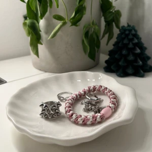 Smyckesfat  - Säljer ett jätte fint smyckesfat i form av en snäcka/mussla. Köpte fatet ifrån shein och är i fint skick utom en liten skada under fatet.💕 Säljer den för 75 kr + frakt, ord pris är 95 kr🙌🏼 fatet är vitt💕🙌🏼 öppen för frågor mm🫶🏼💕