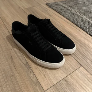 Axel arigato  - Säljer mina arigatos då jag inte använder det. Använt fåtal gånger Mycket bra skick Passar både till 43 o 44 Bara att Fråga om ni undrar nått Priset är inte hugget i sten 