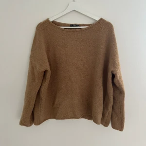 Brun stickad tröja - Brun stickad tröja från Zara! Bra skick storlek L men sitter som en S 😍