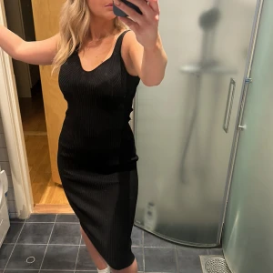 Stickad klänning ifrån Gina  - Så fin klänning ifrån Gina! I storlek XS ❤️ 