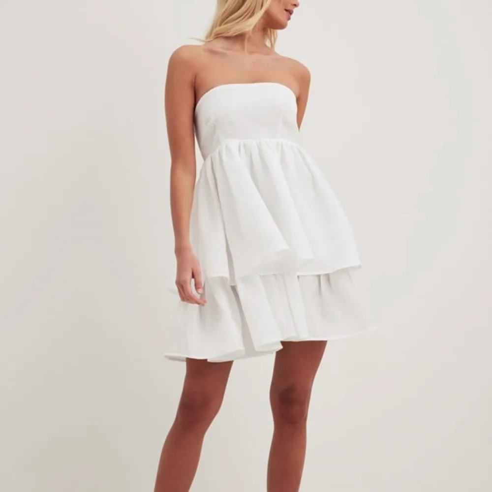 Säljer denna slutsålda klänning från NA-KD i storlek 36, ej använd🤍. Klänningar.