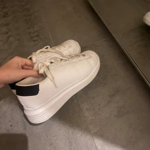 Skor  - Säljer dessa fina vita sneakers kommer inte till användning 250kr