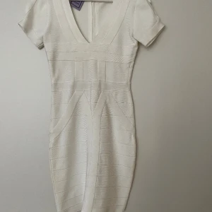 Herve Leger - Vit miniklänning i nyskick. Strl M men liten i storlek