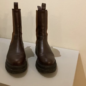 Kmb boots  - Bruna skinnboota i storlek 41. Använda ett fåtal tånger, fint skick. Nypris 1599.