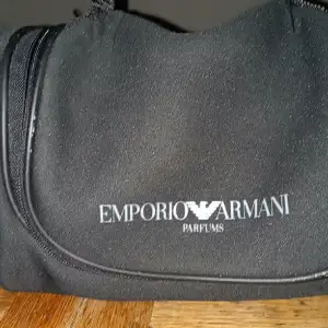 Armani väska köpt för 4 månader sedan från deras hemsida för 800kr har använt den max 8 gånger säljer den för att jag aldrig andvänder den dm för frågor och priset kan diskuteras