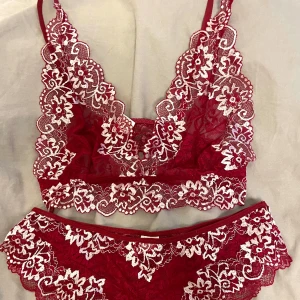 Underklädessett - Superfint sett köpt på Sellpy💋 storlek XL på båda men skulle säga att de snarare är storlek L, Aldrig använda eller prövade då ja köpte andra jag gillade mer🥰 köpt för 150 kr säljer för 50 kr+ frakt❤️