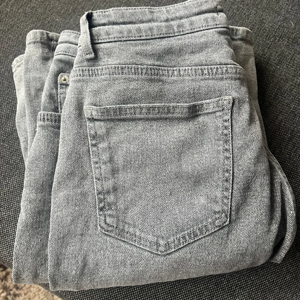 Säljer dessa gråa bootcut jeans från NA-KD i storlek 38 då de blivit lite för stora för mig🤍 De är använda fåtal gånger och använda sparsamt🥰  Använd gärna köp nu för en smidigare affär!☺️. Jeans & Byxor.