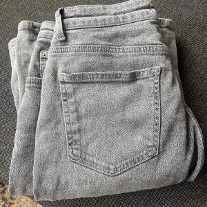 Säljer dessa gråa bootcut jeans från NA-KD i storlek 38 då de blivit lite för stora för mig🤍 De är använda fåtal gånger och använda sparsamt🥰  Använd gärna köp nu för en smidigare affär!☺️