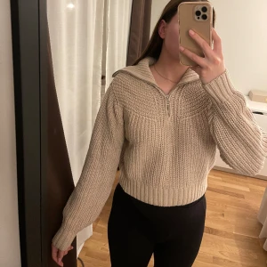 Stickad tröja  - Säljer denna stickade tröja från Gina Tricot. Jätte mjuk, jag är egentligen storlek medium men denna är storlek xs. Men funkar även på mig. 