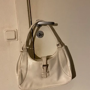 Väska  - En fin vit väska 🤍