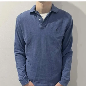 Polo Ralph lauren Rugby tröja - Tja. Säljer min Polo Ralph Lauren Rugby Tröja för nypris 1400 mitt pris 280.  Aldrig använt förut🤩 Modellen är 180. priset kan diskuteras🤝inga byten