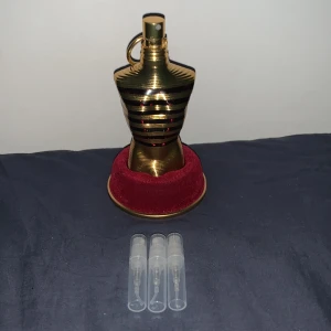 Jean Paul Gaultier Le Male Elixir 6ML - En söt vanilj och honungsdoft som passar bra nu till våren🍯🍦. Passar för dig som ej vill köpa hela parfymen direkt🌟. Säljs även i 2ml, 45kr. 4ml, 80kr. 🙌