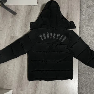 Trapstar jacka  - Trapstar jacka helt ny oanvänd. Storleken S och passar även M.