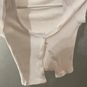 Vit topp - Super söt vit ”kofta” topp i storlek M. Har även en likadan i svart som jag tänkte sälja!🎀  Fint skick!!🪩