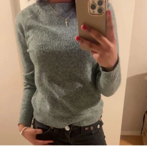 stickad tröja - säljer denna fina gröna tröja från veromoda! använd få gånger och fint skick🩷 lånad bild, skriv privat för flera!