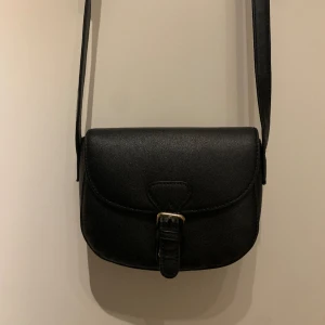 Svart axelremsväska  - Svart Axelremsväska köpt på zalando från märket ”Even & Odd”.å