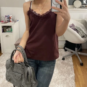 Topp - Snygg vinröd topp 🩷