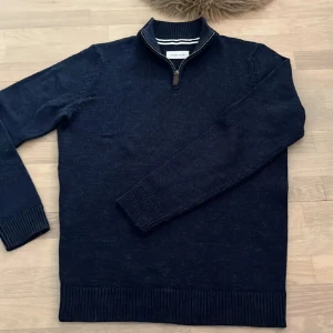 Pier one half zip - Säljer en snygg half zip från märket pier one. Står ingen storlek på tröjan men måtten är längd: 67 och bredd: 52. Jag bär ofta medium och passar mig bra, hör av er om ni har några funderingar