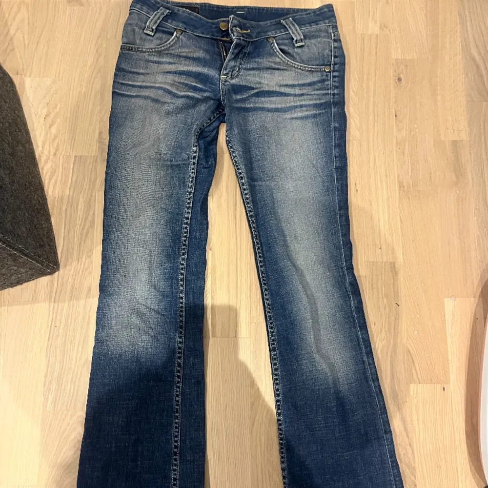 säljer dessa skit snygga vintage lee jeansen i modellen leola 🥰som jag knappt använt 💕. Jeans & Byxor.