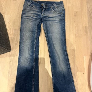 lee jeans  - säljer dessa skit snygga vintage lee jeansen i modellen leola 🥰som jag knappt använt 💕