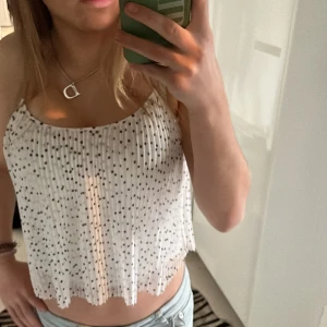 Hollister topp - Säljer en fin sommar topp från Hollister som knappt är använd.