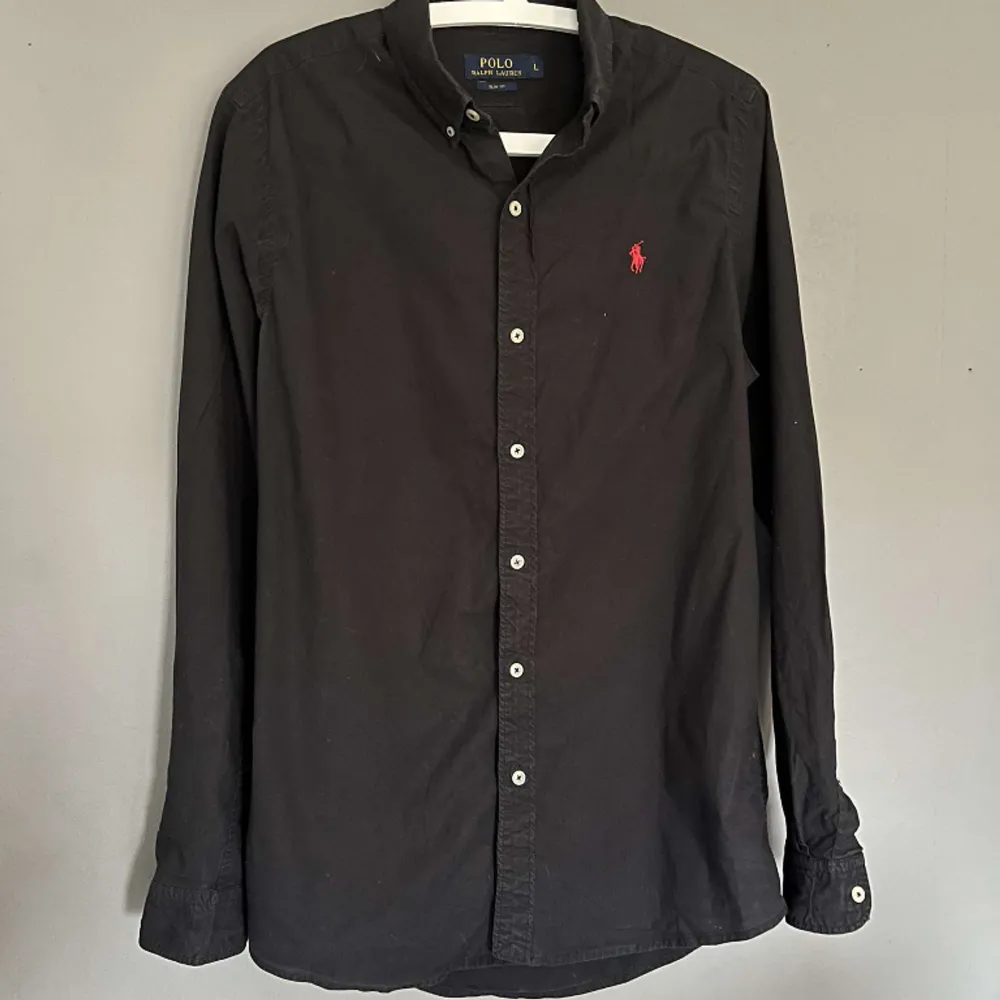Svart Ralph Lauren skjorta | storlek L | Fint skick utan defekter | Nypris 1599 | Vårt pris 599. Skjortor.