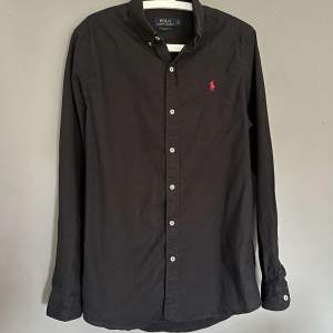 Svart Ralph Lauren skjorta | storlek L | Fint skick utan defekter | Nypris 1599 | Vårt pris 599