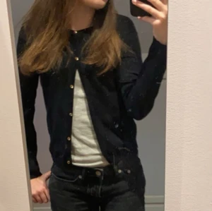 Kofta!  - En stickad kofta från zara girls! Den är så fin och är i jättebra skick! Står i storlek 140 men passar betydligt större! Skriv för prisförslag eller frågor💗