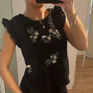 Söt blus - Super söt blus dock finns inte lapparna kvar i💕