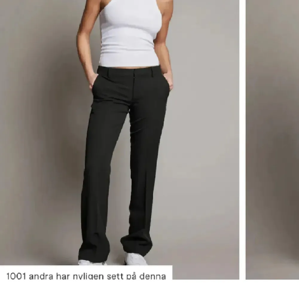 Lågmidjade kostymbyxor från bikbok (Vera), med slits. Små i storleken, passar 36/38. Jeans & Byxor.