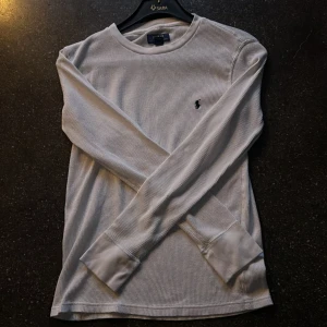 Ralph lauren sweatshirt - Storlek M men passar S eller XS. Pris kan diskuteras vid snabb affär.