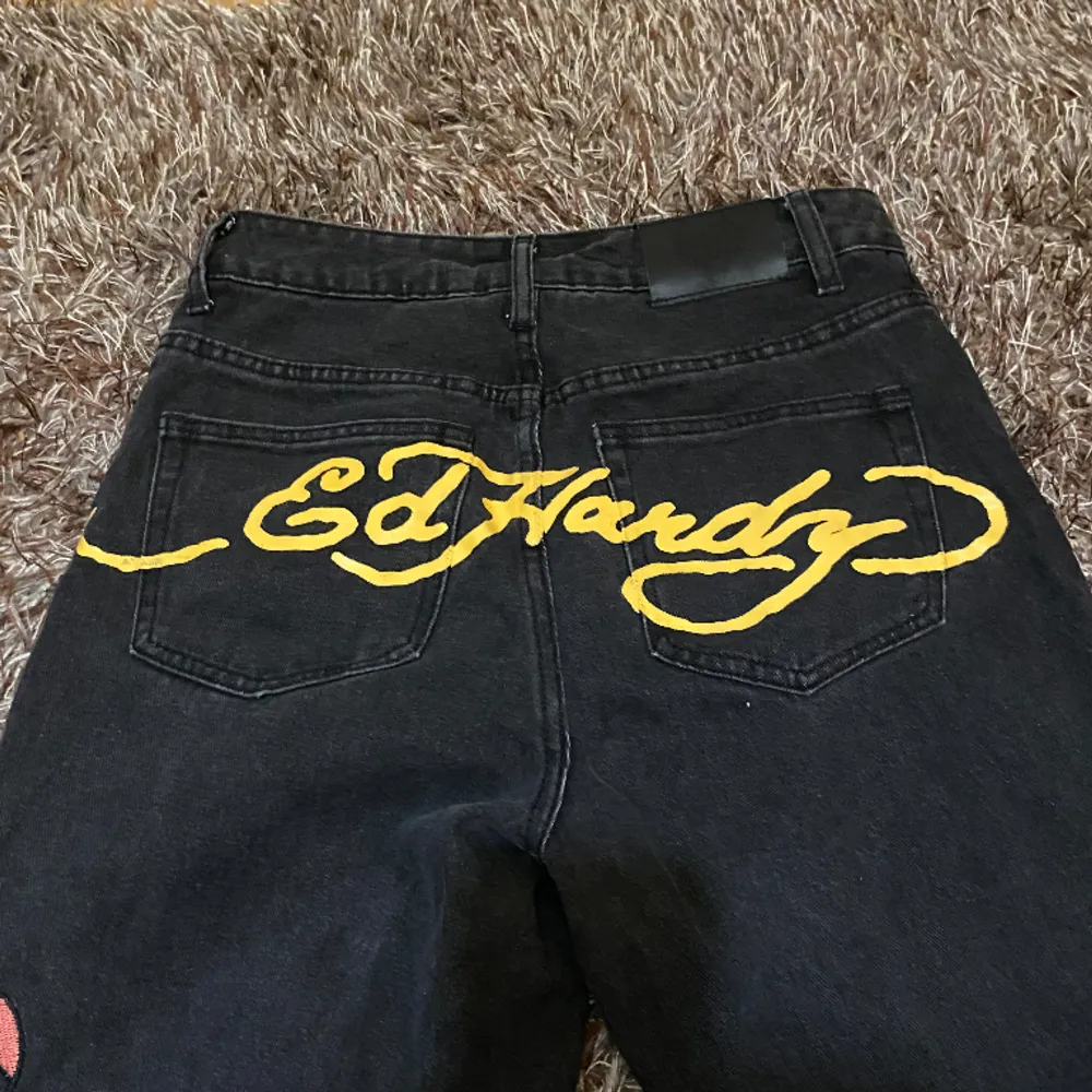 Ed hardy boyfriend jeans ”death before dishonor”. Aldrig använt för tyckte de inte satt bra på mig, har beställt annan storlek.. Jeans & Byxor.