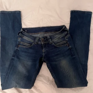 Pepe jeans Venus - Ett par ursnygga pepe jeans i modellen Venus. De är lågmidjade och straight i modellen! Säljer pga att jag har för mycket jeans