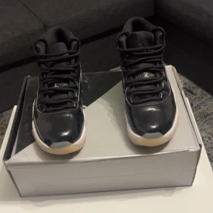 Jordan 11 Jubilee - Jordan 11 Jubilee. Jätte bra skick, inte smutsiga eller creasade. Skorna är jätte sköna. Fick som present så vet inte hur mycket man betala för dom men annars säljs dom här skorna för ungefär för 3000. Säljer dom för 1200 men priset kan diskuteras. 