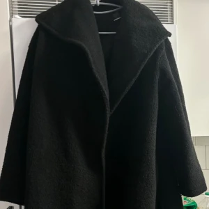 Oversized teddyjacka  - Köpt på Boohoo, nytt skick men saknar bälte därav priset. 