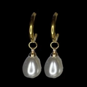 Lovisa Earring - Säljs i par. Hänget är 11 mm bredd, och 12 mm hög.  Från högsta punkten på örhängeshoopen till slutet av hänget är de 2,5 cm.  Lovisa Earring är ett stilrent örhänge som passar till alla tillfällen, lika mycket som vardagliga ögonblick som festliga.