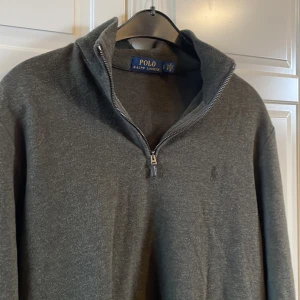 Ralph Lauren halfzip - Säljer den här sjukt snygga Ralph lauren halfzipen. Den har använts flitigt men är i fint skick och inga defekter. 