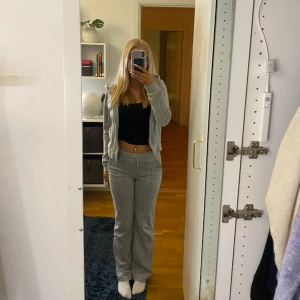 Grått Juciyset i Xs - Använt fåtal gånger. Inga tecken på slitage, som nytt. Båda delarna är Xs. Skulle säga att dem passar någon som bär S också.