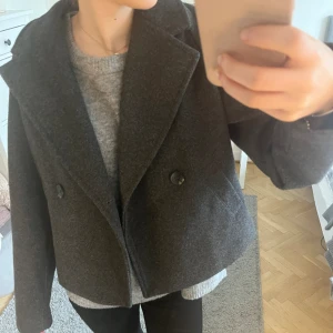 JDY kappa - Snygg mörkgrå kappa från märket JDY❣️perfekt nu till våren o i superbra skick, nypris ca 600 därav priset men de kan förhandlas vid snabb affär❤️