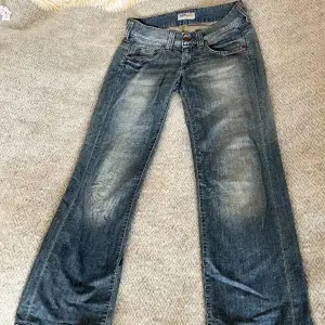 Lågmidjade raka lee jeans, w28 l33. Midjemått: 82cm innerbenslängd: 82cm. Fint skick