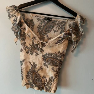 Fest topp - Mönstrad mesh topp som är perfekt inför vår och sommar🧡 säljer då den inte kommer till användning, köpt secondhand och det står ingen stolek men skulle hävda att den passar en S-M💛