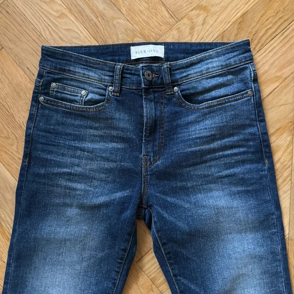 Trendiga jeans, storlek 28/30. Använda ungefär 5 gånger, skick 10/10. Köpta för runt 500-600 kr och säljer dom för 270. Jeans & Byxor.