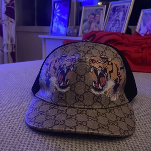 Gucci keps lejon  - Hej säljer en jätte fin äkta  Gucci keps med två lejon i storlek M för ändas 1700eller byte mot en Bech Gucci keps  