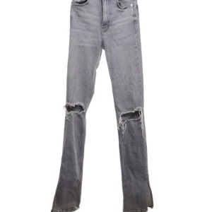 Zara jeans  - Super fina jeans från zara jag säljer dom för att dom är lite för små. Dom är super fina och om väll händetagen dock så har dom lite på höger ben vid foten men det är inget man tänker på. Vet tyvärr inte orginal pris 